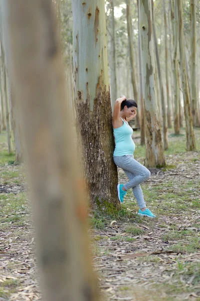 Schwangere Sportlerin macht eine Trainingspause im Freien — Stockfoto