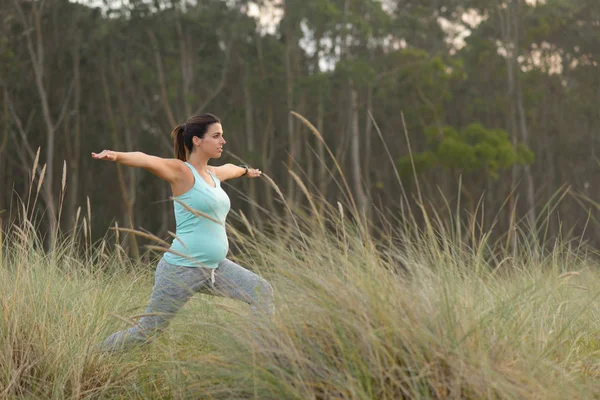 Pregnant fitness woman doing yoga exercise outdoor — Stock Photo, Image