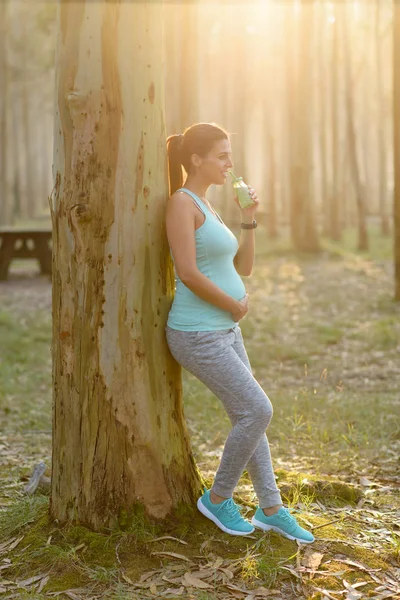 Kobieta w ciąży sportowy pić zdrowy detox smoothie — Zdjęcie stockowe