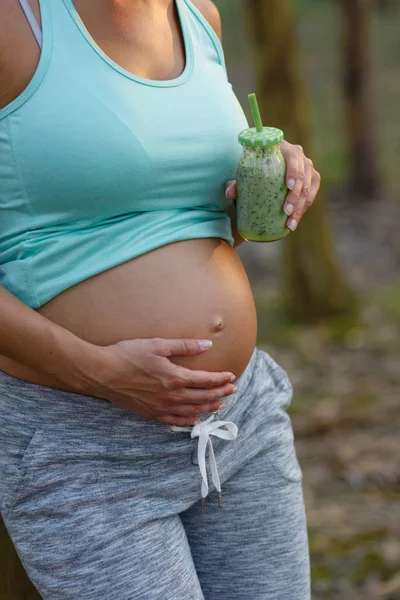 Kobieta w ciąży sportowy pić zdrowy detox smoothie — Zdjęcie stockowe