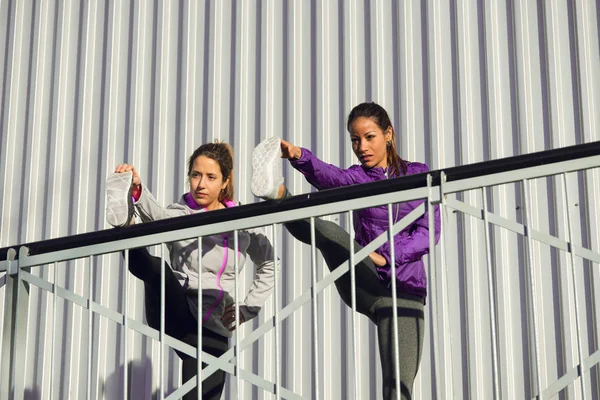Δύο γυναίκες αστικά γυμναστήριο τέντωμα και την άσκηση — Φωτογραφία Αρχείου