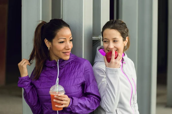 Две женщины наслаждаются здоровой фитнес-закуской — стоковое фото