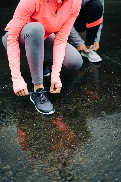 Женщины готовы к бегу и тренировкам под дождем — стоковое фото