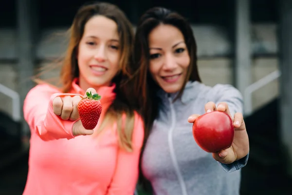 Healthy fitness snack with red apple and strawberry — Stock Photo, Image