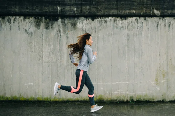 Atleta urbana feminina correndo fora — Fotografia de Stock