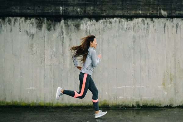 Städtische Athletin läuft draußen — Stockfoto