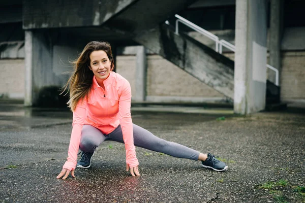 Donna sportiva su allenamento di fitness di stretching urbano — Foto Stock
