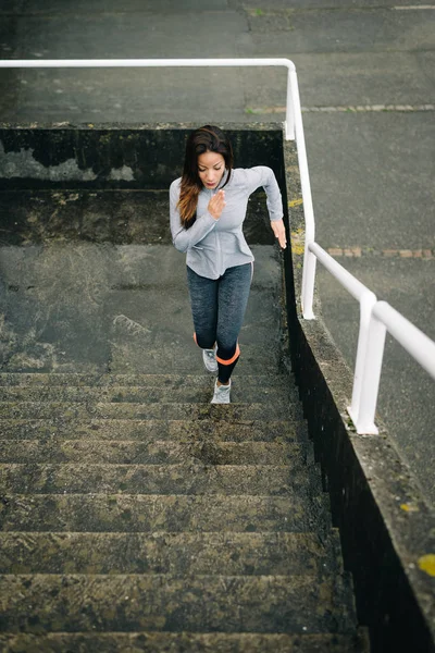 Mujer fitness urbana corriendo y subiendo escaleras — Foto de Stock