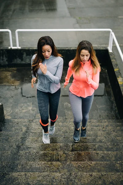 Çalışan ve merdiven çıkma kentsel fitness kadınlar — Stok fotoğraf