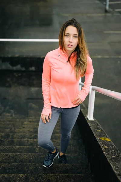 Sporty young woman taking a training rest — Stock Photo, Image