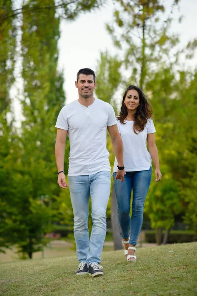 Молода пара гуляє в парку — стокове фото