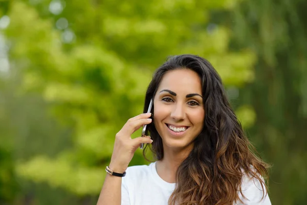 Kadının dışında bir telefon görüşmesi yapması — Stok fotoğraf