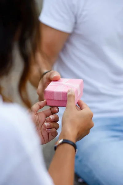 Hombre dando un regalo a su novia en fecha de aniversario — Foto de Stock