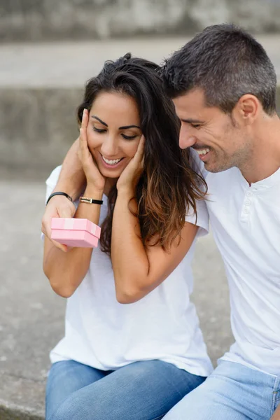 Mujer sorprendida recibiendo un regalo de su novio — Foto de Stock