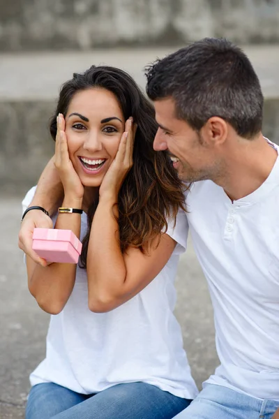 Mujer sorprendida recibiendo un regalo de su novio — Foto de Stock