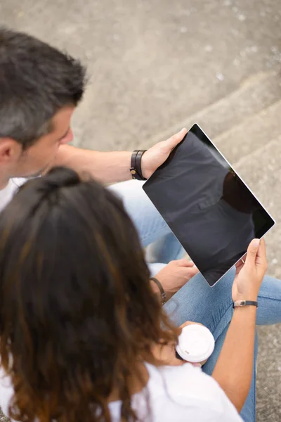 Casal usando tablet digital para navegação na internet fora — Fotografia de Stock