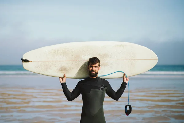 바다에 대 한 그의 서핑 보드와 서퍼 — 스톡 사진
