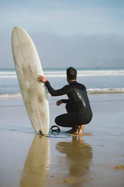 サーフィンする前に海の波を待っている準備ができてのサーファー — ストック写真
