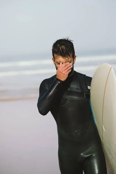 남성 서퍼 서핑 후 두통을 겪고 — 스톡 사진
