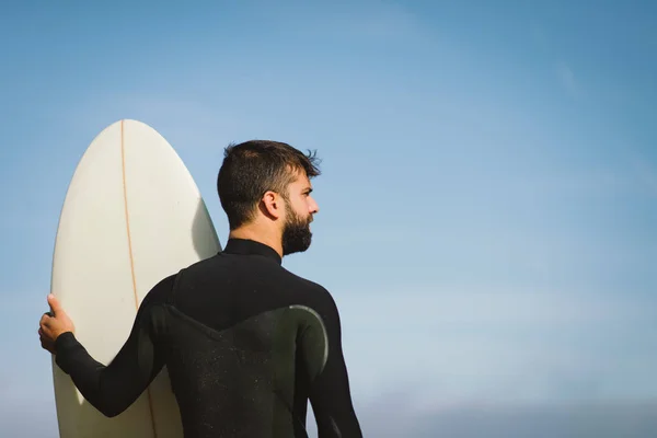 Серфер шукає хвилі перед серфінгом — стокове фото