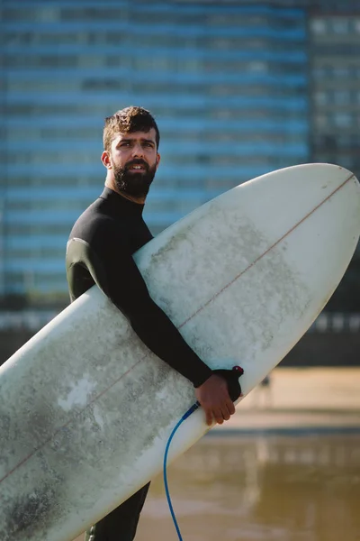 시티 비치에서 서핑 하기 전에 서핑 보드와 함께 남자 — 스톡 사진