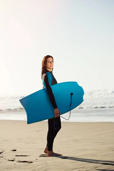 Porträt einer Surferin mit Bodyboard — Stockfoto