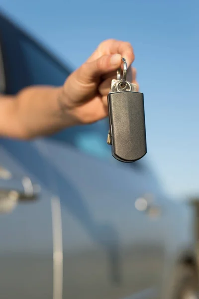 Dettaglio della donna che tiene le chiavi dell'automobile — Foto Stock