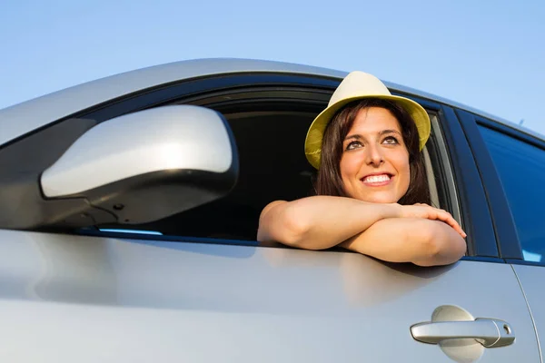 Женщина наслаждается свободой в машине — стоковое фото