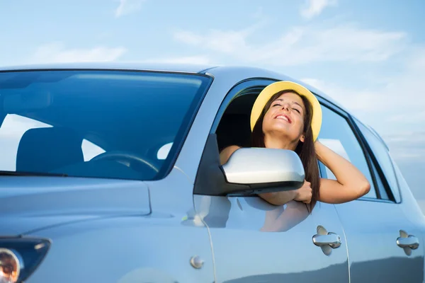 Mujer disfrutando de la libertad con su coche — Foto de Stock