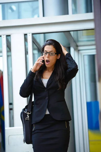 Worried professional woman on the phone on a hurry — Stock Photo, Image