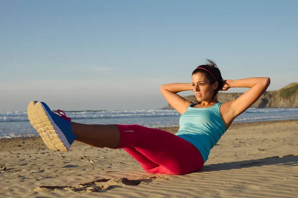 Fitness woman training core with knee raises exercise — Stock Photo, Image