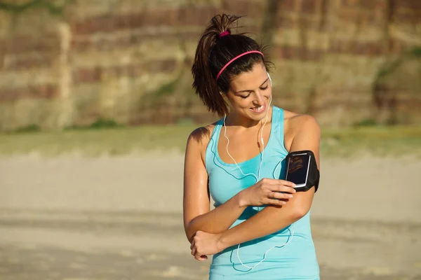 Femme prête pour l'entraînement de plage de course de fitness — Photo