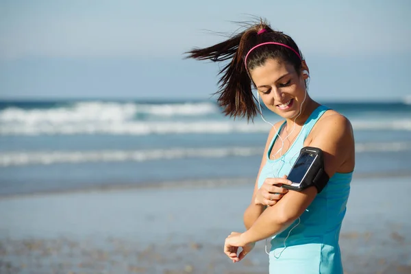 Žena připravena pro fitness, běh beach cvičení — Stock fotografie