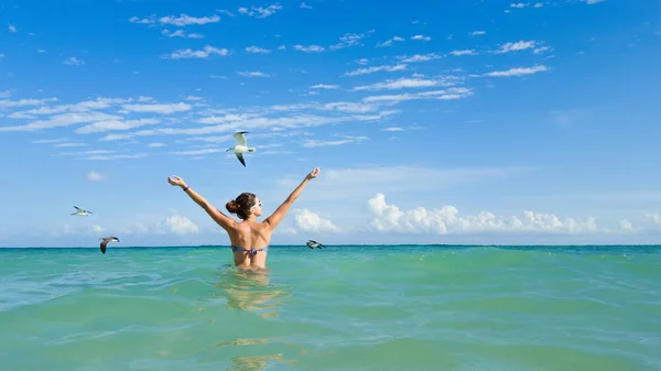 Diversão e alegria nas férias de verão caribenhas — Fotografia de Stock