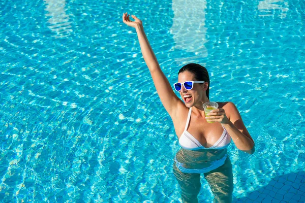 Vacaciones de verano divertido y relajarse en la piscina del complejo —  Fotos de Stock