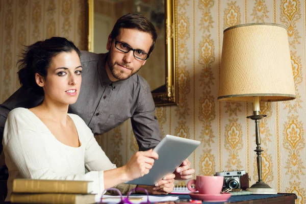 Hispter man en vrouw thuis werken — Stockfoto