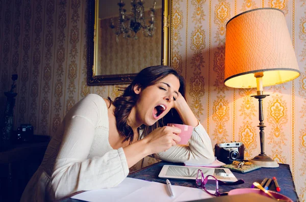 Mujer cansada bostezando y trabajando en casa — Foto de Stock