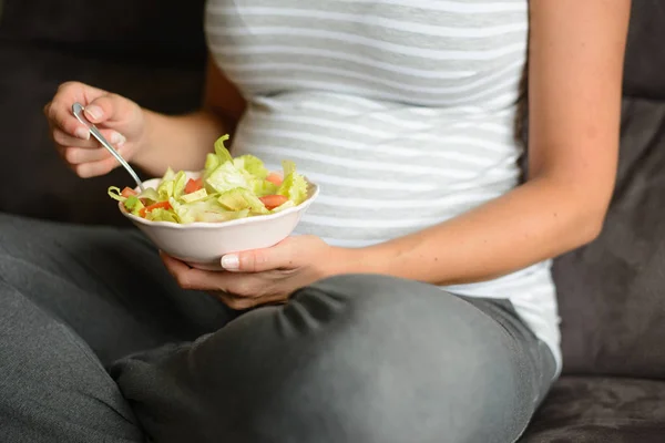 Kobieta w ciąży w domu jedzenie zdrowe sałatki — Zdjęcie stockowe