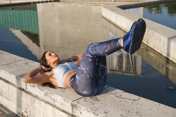 Fitness woman doing crunches — Stock Photo, Image