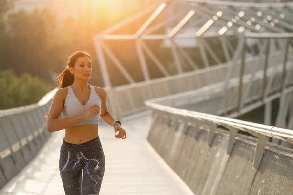 Mulher fitness correndo na cidade — Fotografia de Stock