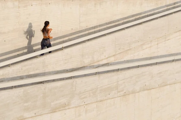 Junge Frau läuft eine Rampe hinauf — Stockfoto