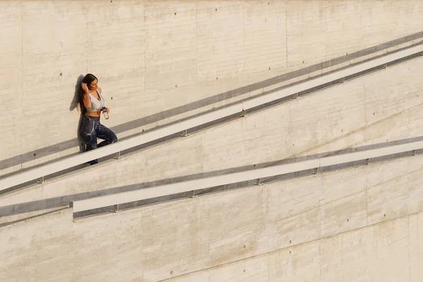 Sportliche Frau macht eine Trainingspause für Trinkwasser — Stockfoto