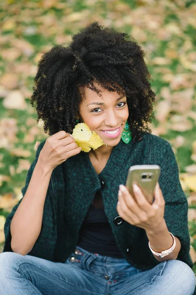 Mulher feliz com smartphone no outono — Fotografia de Stock