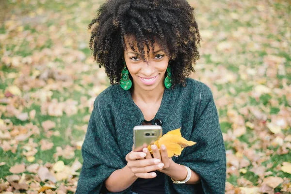 Donna utilizzando smartphone nella stagione autunnale — Foto Stock