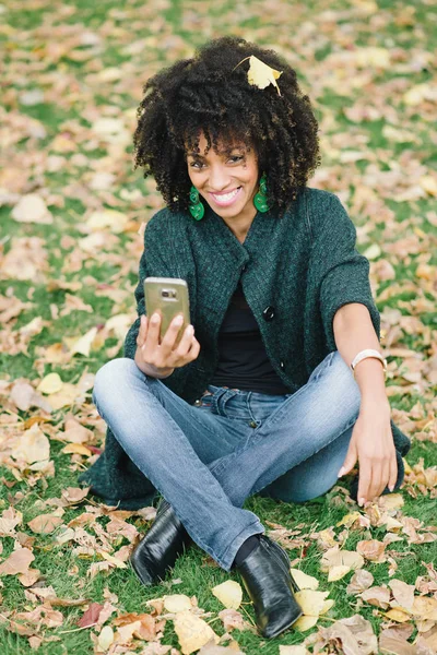 Donna felice con smartphone in autunno — Foto Stock