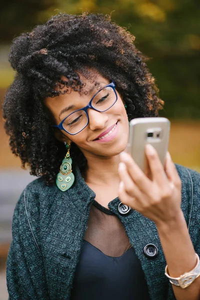 Stijlvolle zwarte vrouw selfie met smartphone te nemen in de herfst — Stockfoto