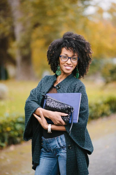 Elegante donna nera professionale in autunno — Foto Stock