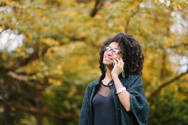 Felice donna nera durante una telefonata cellulare in autunno — Foto Stock