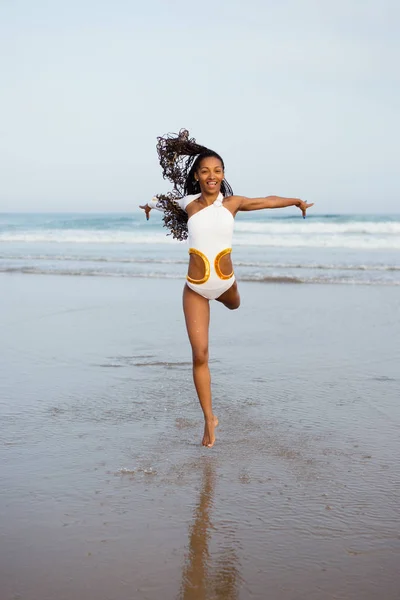 Femme noire dansant à la plage — Photo