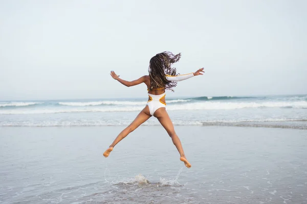 Black woman dancing at the beach — Stock Photo, Image